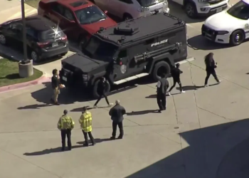 Estudiante armado provoca tiroteo en escuela del área de Dallas