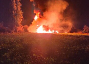 Arden dos camionetas huachicoleras en Tlahuelilpan