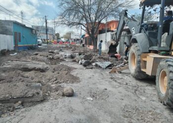 Lleva Alcalde Carlos Peña Ortiz bienestar a colonia Longoria con pavimentación hidráulica