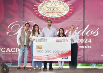 Entregó Alcalde Carlos Peña Ortiz Becas Benito Juárez a estudiantes del CBTIS 7 de Reynosa