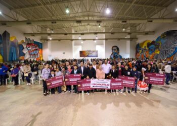 Recibieron estudiantes reynosenses Becas entregadas por el Alcalde Carlos Peña Ortiz