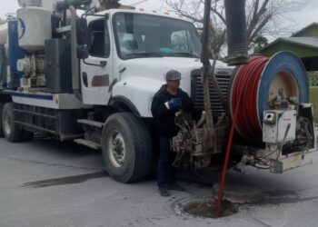 Sondeó COMAPA drenajes sanitarios en colonias del Sector Granjas