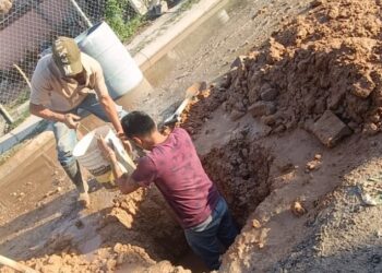 Atiende COMAPA fuga de agua potable en Villas de la Joya