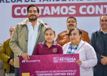 Brindan Becas Municipales del Gobierno de Carlos Peña Ortiz más oportunidades de estudio