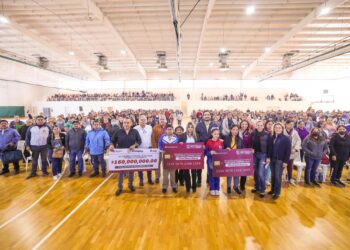 Continúa Alcalde Carlos Peña Ortiz con entrega de tarjetas de Becas para Secundaria