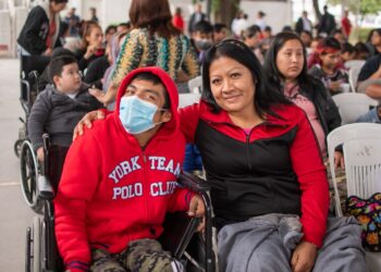 Reciben familias apoyo con becas del DIF Reynosa