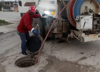 Sondeó COMAPA drenaje sanitario en colonias del Sector Centro