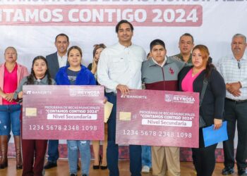 Entregó el Presidente Carlos Peña Ortiz tarjetas de Becas para estudiantes de Secundaria