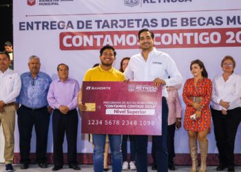 Recibieron universitarios Tarjetas de Becas entregadas por Carlos Peña Ortiz