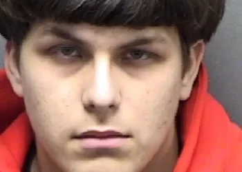 Adolescente arrestado en su escuela secundaria por asesinato
