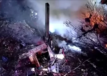 Devastadora Explosión en una Casa en Virginia Deja un Bombero Muerto y 11 Heridos