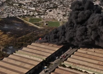 Aparatoso incendio en fábrica de plásticos