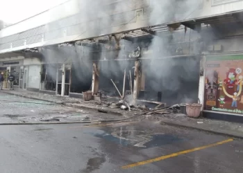 Se incendia negocio de comida ubicado en plaza comercial de San Pedro