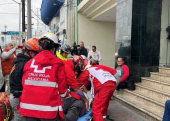 Caen con todo y cadáver de un elevador en funeraria de Monterrey