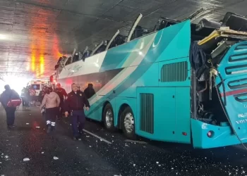 Mi primera chamba: Conductor atora autobús de dos pisos en paso a desnivel, hay más de 15 lesionados