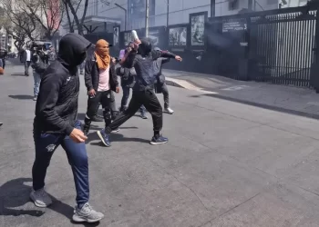 Encapuchados lanzan petardos al Senado