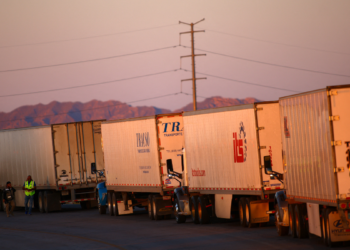 Fallas en el sistema de aduanas colapsan el comercio en la frontera con Estados Unidos