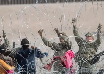 Suprema Corte levanta la suspensión de la ley a Texas que permite a la policía arrestar a migrantes que ingresen ilegalmente a EE. UU.