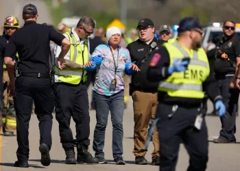 2 muertos, más de 50 heridos en vuelco de autobús que transportaba niños de preescolar