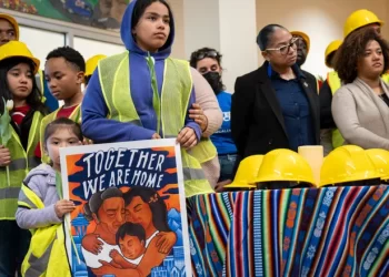 Comunidades latinas que “reconstruyeron” Baltimore lamentan a las víctimas del colapso del puente