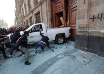 FGR abre investigación contra normalistas tras derribo de puerta de Palacio Nacional