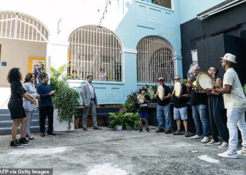 Pena ajena: Kamala Harris sonríe y aplaude a una canción de protesta en Puerto Rico pero se detiene después de saber que era contra ella