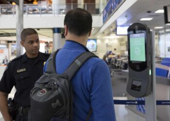 Inmigrantes sin pasaporte deberán someterse a reconocimiento facial para tomar un vuelo en EEUU