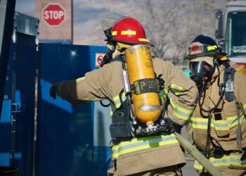 Bomberos Luchan Contra Incendio en Casa Móvil