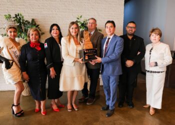 Recibe Maki Ortiz “Premio Laurier de la Paz 2024-2025”