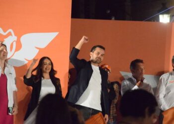 A bordo del fosfo bus, llega Jorge Álvarez Máynez llega a Lagos de Moreno