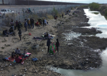 Corte de EU bloquea entrada en vigor de la ley antinmigrante de Texas