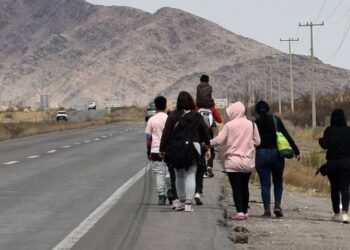 Llegan más migrantes a la frontera con EU antes que entre en vigor nueva ley texana