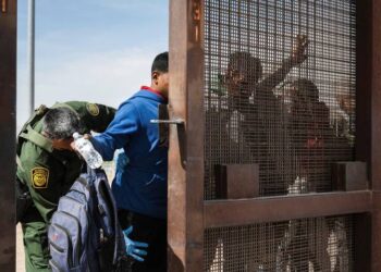 Migrantes tumban valla en Cd. Juárez para entregarse a Patrulla Fronteriza