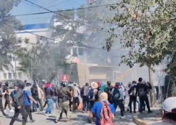 Se complica Ayotzinapa: Normalistas incendian vehículos en Fiscalía de Guerrero