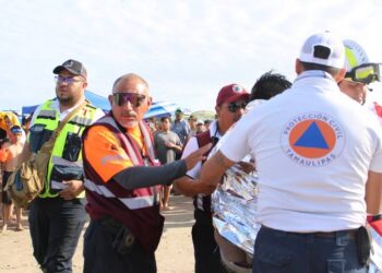 ¡Casi termina en tragedia! Rescatan a dos menores de morir ahogados en playa Miramar