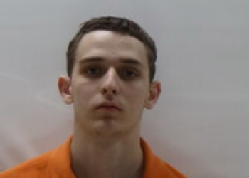 Defensa de adolescente que asesinó a su madre alega demencia