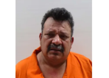 Arrestan a hombre por amenazar y perseguir a otra persona con un machete