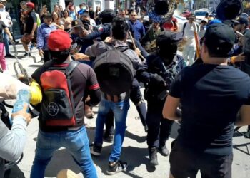 Músicos vs. policías en Mazatlán