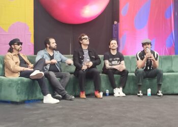 Enjambre fascinando a miles con su Noche de Salón