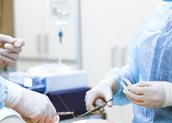 Cirujanos realizan exitosamente el primer trasplante de riñón de cerdo a un paciente