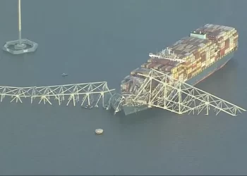 Un barco de carga choca contra el Puente Key de Baltimore, haciéndolo caer