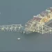 Un barco de carga choca contra el Puente Key de Baltimore, haciéndolo caer