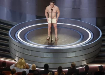 John Cena presenta desnudo el Premio Oscar a mejor vestuario