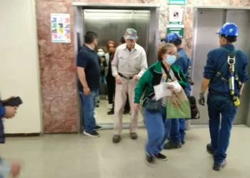 Rescatan a 6 atrapados en un elevador de la Clínica 25 del IMSS, en Monterrey
