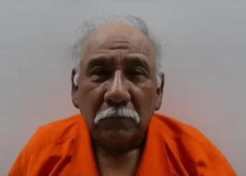 Le dan 25 años a abuelastro abusador