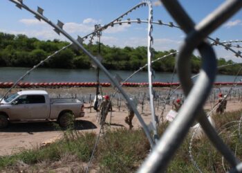 Guardia Nacional de Texas sobrepasada por oleada migrante en la frontera