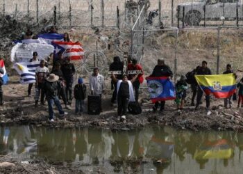 Migrantes en Cd. Juárez escenifican su propio viacrucis