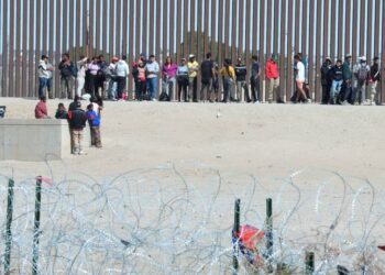 Cobran a migrantes hasta mil pesos por llevarlos al muro fronterizo en Juárez