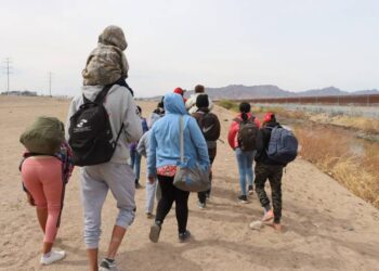 Sufren mujeres migrantes de abusos y extorsiones en su travesía para cruzar la frontera