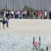 Cobran a migrantes hasta mil pesos por llevarlos al muro fronterizo en Juárez
